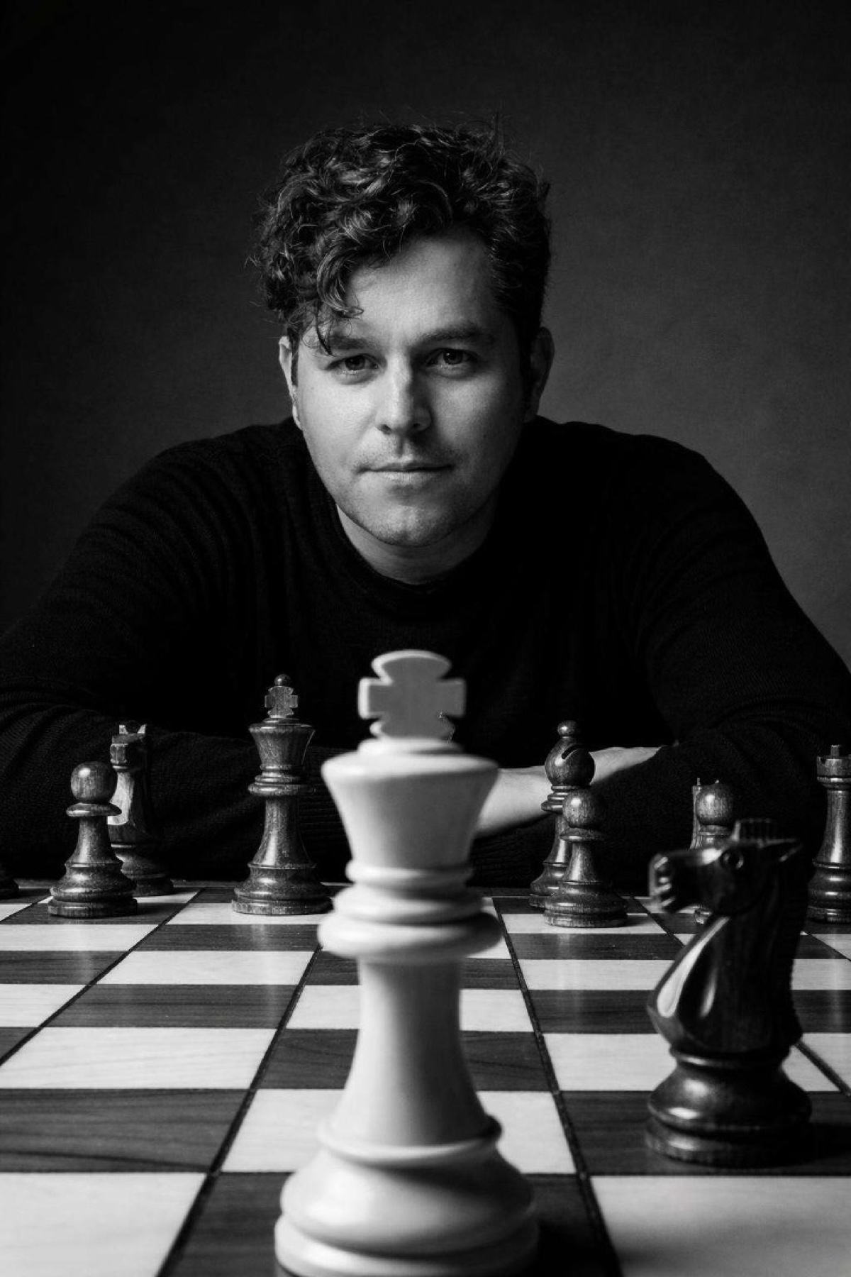 Oscar Martínez Cordero frente a un tablero de ajedrez, representación de pensamiento estratégico